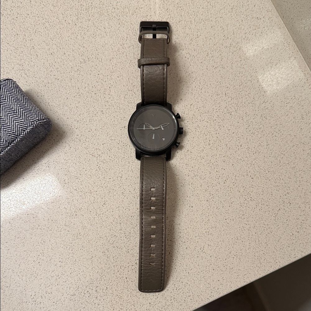 Men's Gray Leather Strap Watch